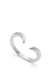 Anillo de pulsera de plata con acabado liso, que presenta extremos curvados distintivos y el nombre de la marca "SINGULARU" grabado en la parte interior de la banda.