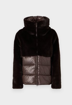 Veste en fausse fourrure avec un col haut, présentant une partie supérieure noire et une partie inférieure en brown matelassée et brillante, fermeture éclair et poches latérales.