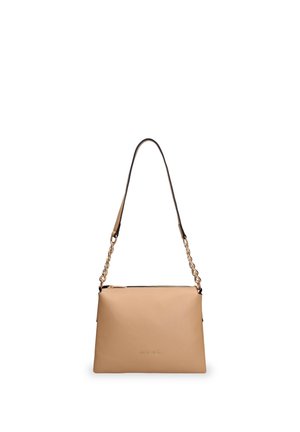Beige leren schoudertas met gouden kettingschakels en een zwarte leren riem, rechthoekige vorm en bovenaan ritsluiting.