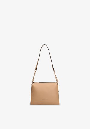 Borsa a tracolla in pelle beige con anelli dorati a catena e tracolla in pelle nera, forma rettangolare e chiusura con cerniera superiore.