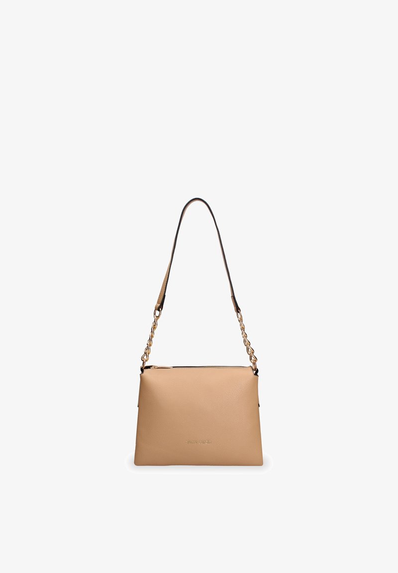 Sac à bandoulière en cuir beige avec des maillons de chaîne dorés et une sangle en cuir noire, forme rectangulaire et fermeture éclair sur le dessus.