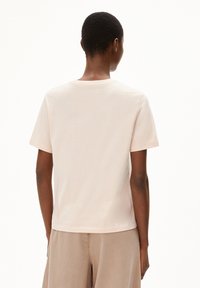 Lichtroze katoenen t-shirt met korte mouwen en een ronde halslijn, met een zachte textuur en een eenvoudig, klassiek ontwerp.