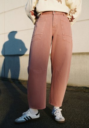 Next, REGULAR FIT - DOUBLE POCKET BARREL JEANS  . - Relaxed fit jeans - pink