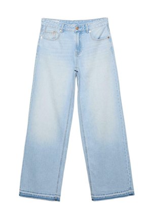 Svetlomodré džínsy s vysokým pásom a širokými nohavicami, s predným zapínaním na gombíky, zipsom, dvoma prednými vreckami a kontrastným prešitím na bielom pozadí.