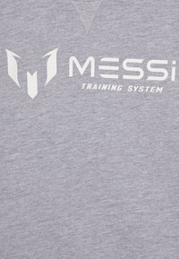 Felpa grigia realizzata in morbido misto cotone, con un logo bianco a angoli acuti e la scritta "MESSi TRAINING SYSTEM" in grassetto.