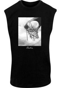 Svart ermeløs skjorte med et grafisk motiv av en basketballkurv og ball, med teksten "Ballin" i hvitt. Glatt stoff, enkel design.