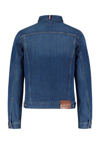 Denimjacka i medelblått, med krage, långa ärmar, knapplånga ärmslut och en brun läderlogotyp på fållen. Klassisk design.
