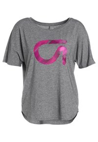 Szara koszulka z krótkim rękawem i dekoltem w serek, z dużym różowym logo graficznym o teksturowanym wzorze z przodu.