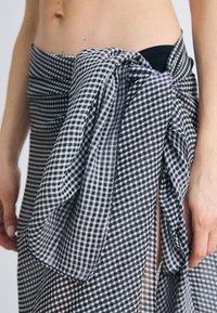 Good American CAPRI LONG SARONG - Αξεσουάρ παραλίας - black gingham