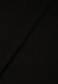 Zwarte stof met een gladde textuur, met een geribbelde structuur. Het materiaal lijkt rekbaar en lichtgewicht, geschikt voor verschillende kledingstukken.