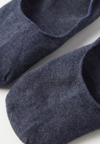 Mörkblå, låga strumpor gjorda av mjukt, texturerat material med en slät yta och sömlös design för en bekväm passform.