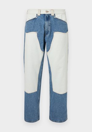 Jeans denim w jasnoniebieskim kolorze z białymi kontrastującymi łatami i beżowymi szwami. Prosty krój nogawki z wysokim stanem.