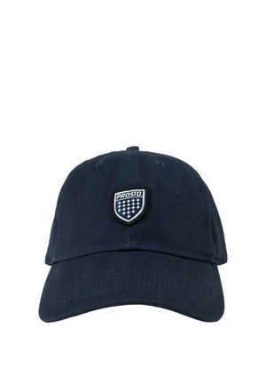 Czarna czapka baseballowa z zakrzywionym daszkiem i naszywką z logo „PROSTO” nad herbem z białymi znakami plus.