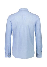 Camisa de manga larga de color azul claro, hecha de una tela texturizada, con cuello estándar, puños con botones y un detalle de pliegue en la parte posterior.