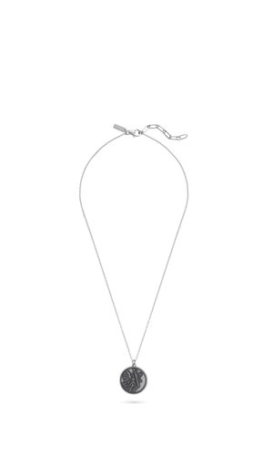 Zilveren ketting met ronde hanger met een gegraveerd ontwerp van een mythische of gevleugelde figuur die een zwaard vasthoudt.