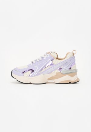 Sneaker in lavendel en beige, met een bovenwerk van mesh en metallic accenten, een gestructureerde zool en een ronde neus. Veters en een lus aan de hiel.