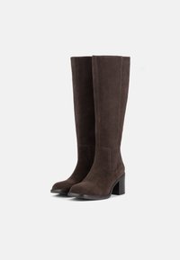 Stivali alti fino al ginocchio in suede marrone con punta quadrata, tacco a blocco e dettagli di cucitura minimi, caratterizzati da una texture liscia e un design elegante.