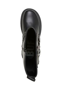 Bota de tobillo de cuero negro con punta redonda, cierre de cremallera y tachuelas decorativas en el costado. El interior cuenta con una plantilla con logo.