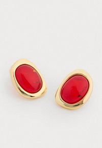 Cercei ovale roșii cu pietre netede și lucioase, amplasate în rame metalice curbate de aur, având un finisaj lustruit și un design minimalist.