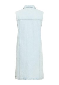 Robe en denim bleu clair sans manches avec col et coutures apparentes, vue de dos sur fond blanc.