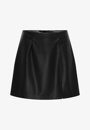 Czarna spódnica o linii A z imitacji skóry, o gładkiej teksturze, z zamkiem błyskawicznym z tyłu i subtelnym zakładką z przodu.