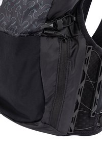 Gilet multifunzionale nero con tasca con cerniera, fodera in rete, corde regolabili e motivo geometrico testurizzato sul tessuto.