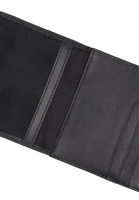 Interiér černé kožené peněženky nabízí sloty na karty, síťovanou kapsu a hladký povrch, který ukazuje minimalistický design.