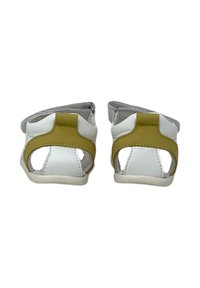 Sandali per bambini bianchi e beige con tacco aperto e strap in Velcro, mostrati da dietro su uno sfondo bianco.