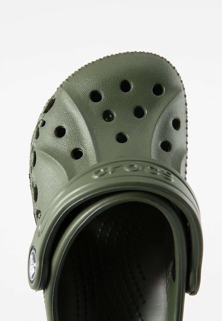 Olivengroene Crocs-hakklompen met ventilatiegaten en verstelbare hielband, bovenaan afgebeeld op een witte achtergrond.