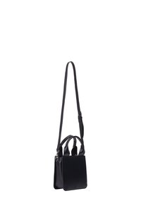 Borsa a mano in pelle nera con un design strutturato, doppio manico e una lunga tracolla regolabile. Texture liscia e stile minimalista.