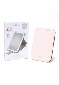 Kompakter LED-Reise-Spiegel in rechteckiger Form, mit pinkem Kunststoffgehäuse und weißem Rahmen. Verfügt über einen integrierten Standfuß und die Möglichkeit zur USB-Aufladung.