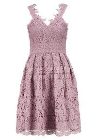 Vaaleanluumuinen pitsimekko, jossa kukkakuvioita, v-kaula-aukko ja säädettävät olkaimet; laskostettu hame; aaltoileva helmareuna alareunassa.