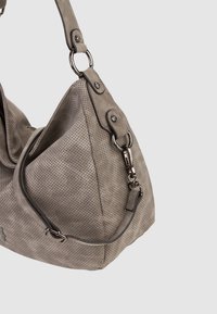 Sac à épaule en cuir gris perforé avec anneaux métalliques argentés et clip de sangle amovible, présenté sur un fond uni.