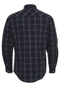 Camisa de cuadros negros con líneas blancas, de mangas largas, cuello abotonado y dobladillo redondeado. Hecha de tela tejida con textura suave.