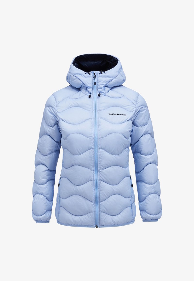 Veste matelassée à capuche bleu clair avec fermeture éclair avant et logo "Peak Performance" sur la poitrine, conçue pour les temps froids.