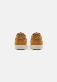 stan smith mesa umber