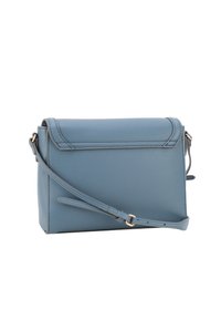 Borsa a tracolla in pelle blu con finitura testurizzata, chiusura a patta e tracolla regolabile. Presenta un design minimalista e accenti hardware discreti.