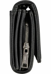 Črna denarnica z teksturirano površino, z zadrgo in srebrnim zadrževalnim mehanizmom, ki vsebuje več predelkov za organizacijo.