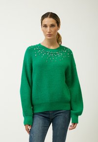 Grüner Strickpullover mit lässiger Passform. Verfügt über dekorative Verzierungen entlang des Halsausschnitts und ribbelige Bündchen. Glatte Textur und überschnittene Schultern.