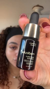 Flacone di siero in vetro nero con tappo contagocce argentato, etichettato "medicure Deep Vit C Ampoule", con testo bianco e volume di 0,35 oz.