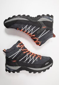 Schwarze und graue Wanderschuhe mit orangefarbenen Schnürsenkeln, einem wasserdichten Design, einer strukturierten Oberseite und einer robusten Gummisohle mit tiefen Profilen.
