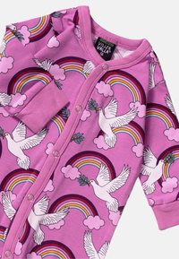 Pijama de algodón orgánico rosa con palomas blancas, patrones de arcoíris y motivos de nubes; cerrado con botones a presión en la parte delantera.