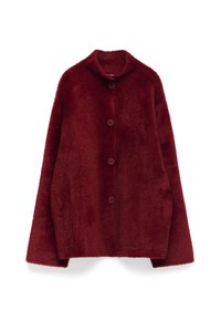 Cappotto in pelliccia sintetica bordeaux con ampio colletto, cinque grandi bottoni e maniche lunghe e svasate. Texture morbida con un aspetto soffice.