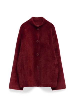 Burgundowa kurtka z sztucznego futra z szerokim kołnierzem, pięcioma dużymi guzikami i luźnymi, wydłużonymi rękawami. Miękka tekstura o pluszowym wyglądzie.