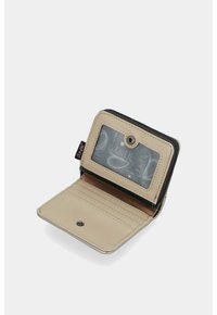 Portafoglio in pelle beige aperto per mostrare la finestra ID trasparente con chiusura a scatto, quattro slot per carte e un comparto con zip su uno sfondo semplice.