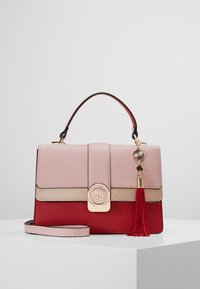 Czerwona, różowa i beżowa torebka o strukturalnym kształcie, z detalem w postaci frędzla, złotymi akcentami i zapięciem z okrągłym logo. W zestawie pasek na ramię.