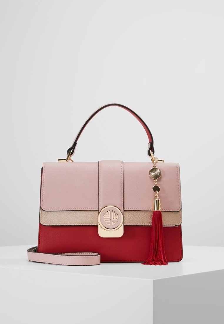 Czerwona, różowa i beżowa torebka o strukturalnym kształcie, z detalem w postaci frędzla, złotymi akcentami i zapięciem z okrągłym logo. W zestawie pasek na ramię.