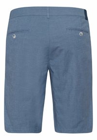 Shorts bleus en tissu texturé, présentant un design épuré avec deux poches arrière et un détail discret de surpiqûres près de la ceinture.