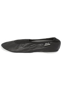 Schwarze Leder-Ballerinas mit elastischem Rand und einer weichen weißen Sohle. Verfügt über eine dezente Textur und ein kleines Markenetikett an der Seite.