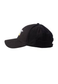 Zwarte baseballpet met een gebogen klep, verstelbare strap aan de achterkant, en een logo met witte letters en een gele accent aan de voorkant.